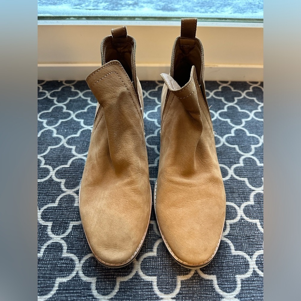 Dolce Vita Women’s Tan Suede Chelsea Boots- size 9